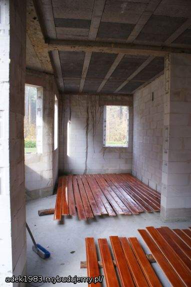 Jadalnia i głębiej kuchnia, a na posadzce nadbitka już pomalowana.