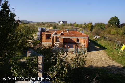 na początku października przywieźli strop,pod koniec zaczęli układać. Dzisiaj jest już dużo zrobione. Wkrótce będą fotki:-)
