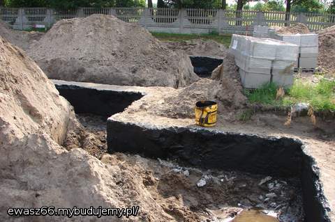 Malowanie fundamentów od wewnątrz