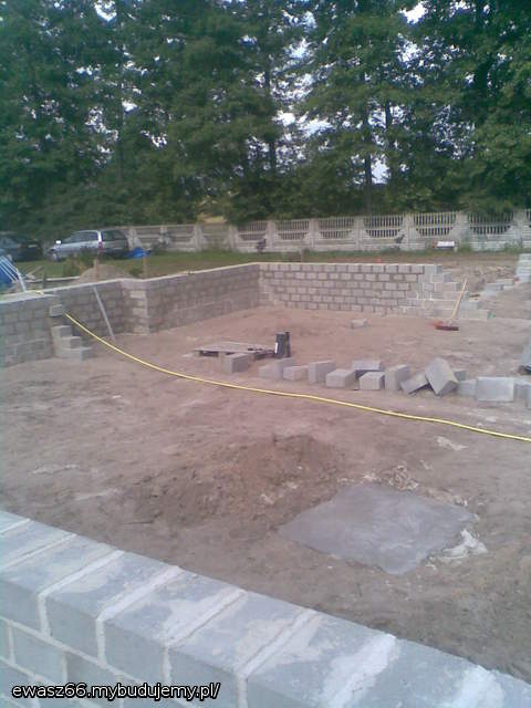 Teraz fundamenty wyżej bloczkami betonowymi