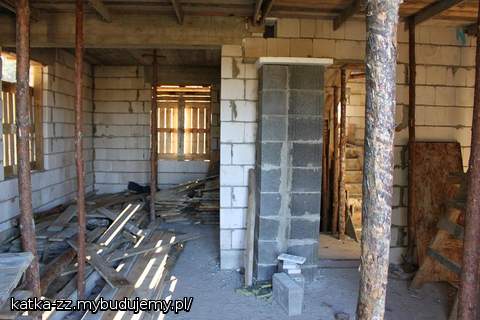 jak już są ścianki działowe i schody to tak domowo, przytulnie się zrobiło :) widok z okna tarasowego na kuchnię