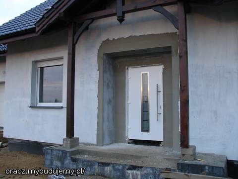 listopad 2010: doczekaliśmy się drzwi frontowych :)