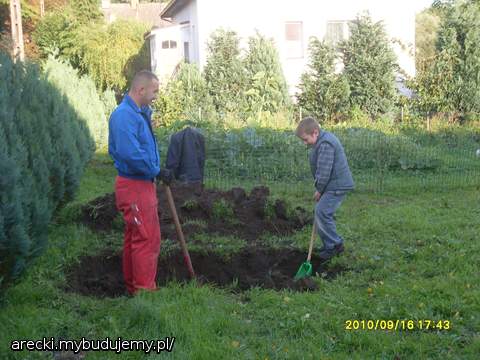 kopie z synkiem wykop do podłączenia wody - co nie było łatwe ponieważ musieliśmy przebijać się przez drogę powiatową  a co wiąże się z papierkową robotą