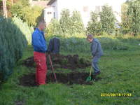 kopie z synkiem wykop do podłączenia wody - co nie było łatwe ponieważ musieliśmy przebijać się przez drogę powiatową  a co wiąże się z papierkową robotą