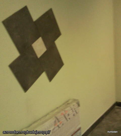wzorek na ścianie podobny do tego z podłogi