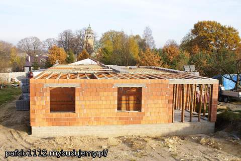 widok z kupki zarośniętej już trawą