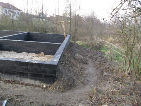 tu w przyszłości będzie zadaszenie na drewno a wzdłuż dranicy działki będą rosły tuje