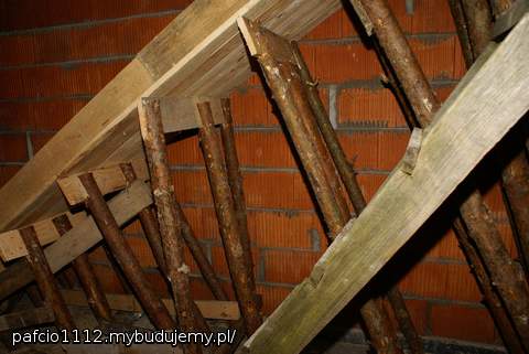 stemple pod schodami