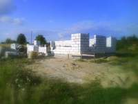 niech się mury pną do góry...