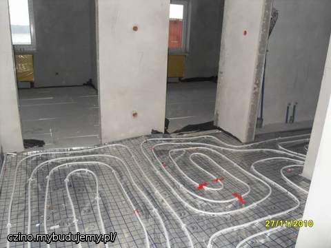 po lewej sypialnia, po prawej drugi pokój, po praaaawej wejście do łazienki