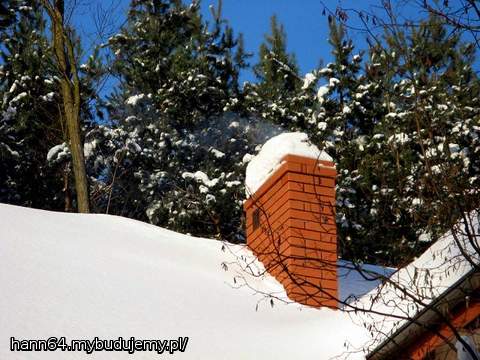 Pierwszy dym z komina - na razie tylko po zainstalowaniu kozy w salonie. Zawsze trochę cieplej.