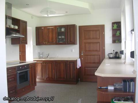 Kuchnia jest przestronna i bardzo funkcjonalna. Duży blat pod oknem jest świetny.