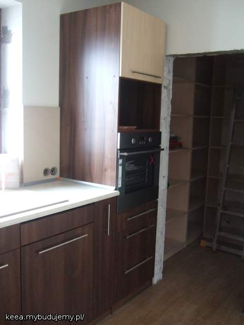 strona z widokiem na wejście do spiżarki..