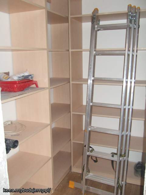 spiżarka i bałaganik w niej.. zresztą tak jak na blacie w kuchni.. :-)