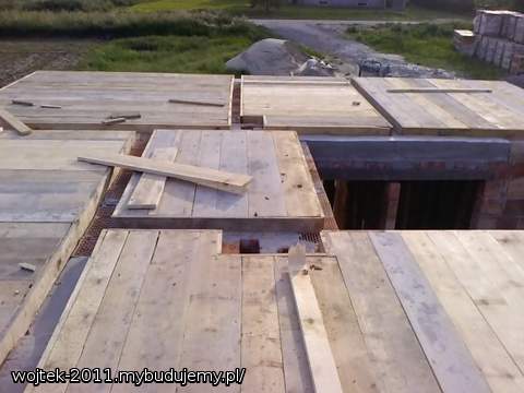 Przed wylaniem plyty.