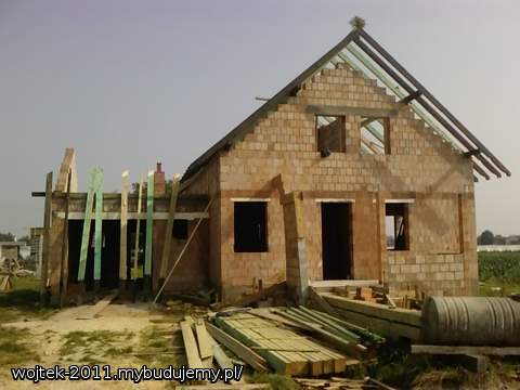 Zaczyna się pojawiać konstrukcja dachu :)