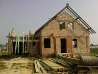 Zaczyna się pojawiać konstrukcja dachu :)