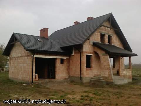 Dom z garażem od strony zachodniej.