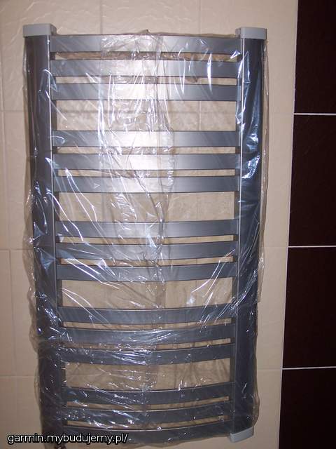 grzejnik-,łazienka dół-(folijka,coby sie nie zakurzył)