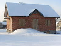 strona ogrodowa w zimowej scenerii