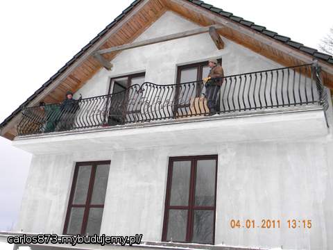 Panowie ślusarze zakładają balustrady