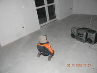 mój synek słuchający muzyki w salonie ;))