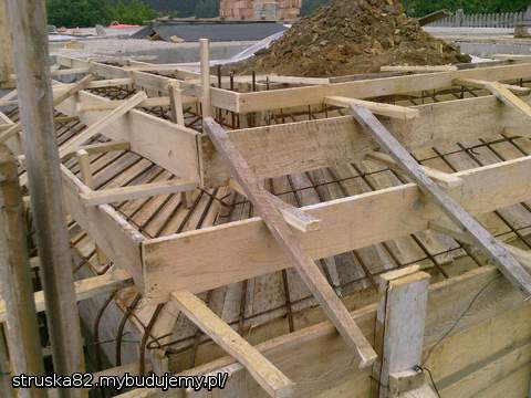schody zbrojenie przód o weszło mega dużo betonu ale warto było :)