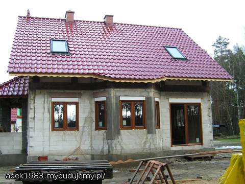 Dach z dnia 15 stycznia 2011. Widać też stolarkę okienną.