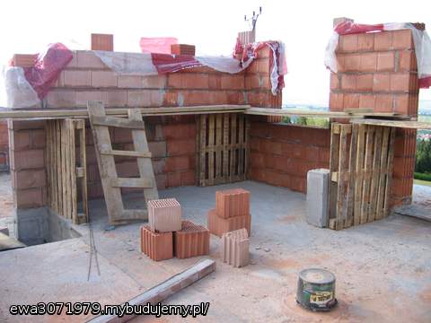 Czerwiec 2010 murowanie ścian parteru i garażu. Budowa prowadzona 