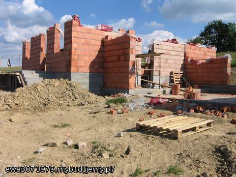 Czerwiec 2010 murowanie ścian parteru i garażu. Budowa prowadzona 
