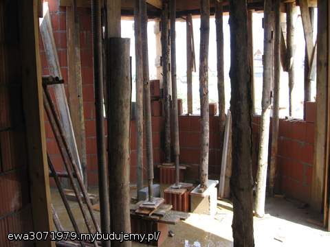 Sierpień 2010 strop nad parterem i garażem  z gęstożebrowanych gotowych elementów .  Podparcie stęplami. 
Budowa prowadzona 