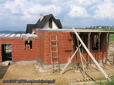 Sierpień 2010 strop nad parterem i garażem  z gęstożebrowanych gotowych elementów .