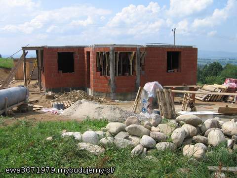 Sierpień 2010 strop nad parterem i garażem  z gęstożebrowanych gotowych elementów . 
Budowa prowadzona 
