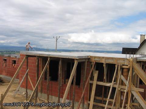 Sierpień 2010 strop nad parterem i garażem  z gęstożebrowanych gotowych elementów .