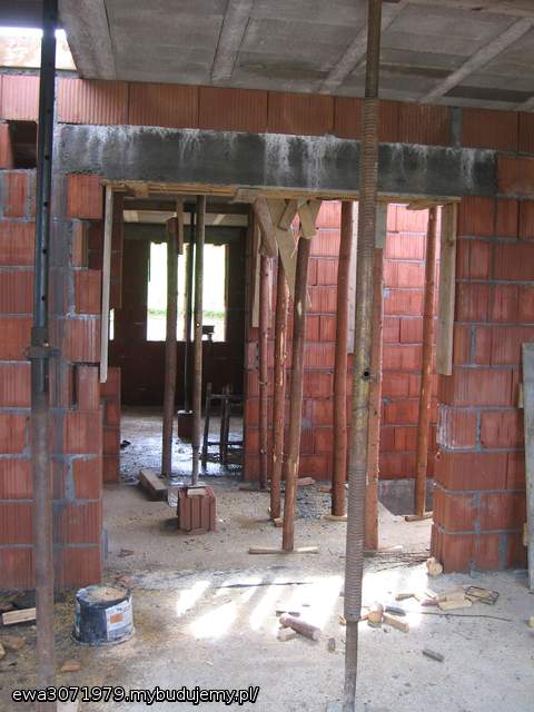 Sierpień 2010 strop nad parterem i garażem  z gęstożebrowanych gotowych elementów .  Podparcie stęplami. 
Budowa prowadzona 