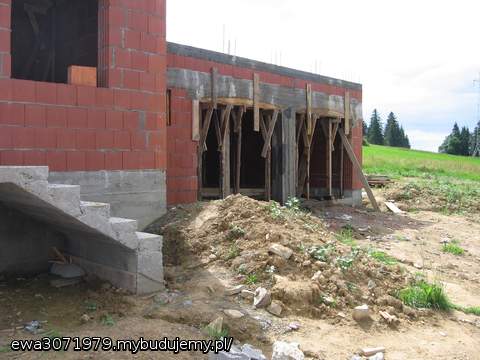Sierpień 2010 strop nad parterem i garażem  z gęstożebrowanych gotowych elementów .  
Budowa prowadzona 