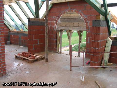 wrzesień 2010 wykonanie podmurówek 
Budowa prowadzona 