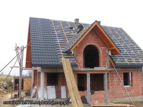 październik 2010 pokrycie blachodachówką.

Budowa prowadzona 