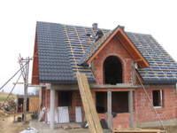 październik 2010 pokrycie blachodachówką.

Budowa prowadzona 