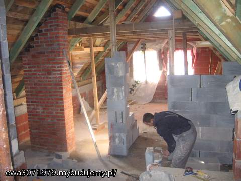 październik 2010 wykonanie ścianek działowych. 
Budowa prowadzona 