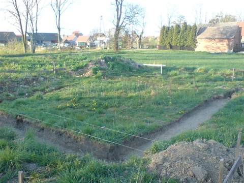 Początek, wstępny wykop pod ławy.