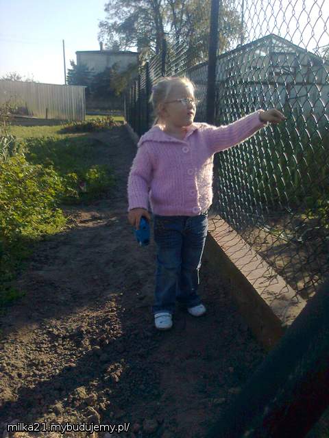 nasza mała kierowniczka budowy... ;0) żarcik...