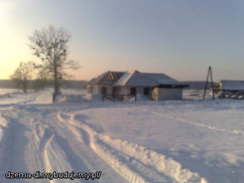 dach pokryty folia i sniegiem