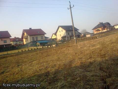 Po sąsiedzku kilka domków juz na wykonczeniu. Widac takze nieszczęsny słup SN którego mam nadzieje ze sie pozbęde. Naszczęscie nie koliduje z budową lecz zasłania widok na sąsiadki :):):)