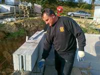 Czasem samemu trzeba położyć parę pustaków