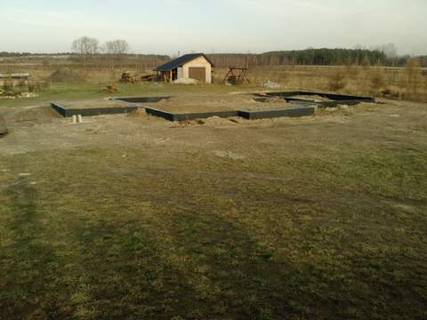 niewiele wystaje ponad grunt, ale zarys jest...