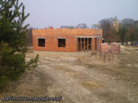 w poniedziałek stawiali dźwig, a dzisiaj już jest trempel