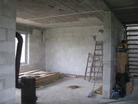 Maj 2010roku zdecydowaliśmy, że jednak ściana dzieląca salon z pokojem gościnnym musi powstać najpierw z pustaka, aby następnie ją pokryć kablami potrzebnymi do tv i innych takich, a następnie pokryć to cegłą ręcznie wypalaną przekrojoną na pół. Salon wygląda duużo mniejszy, chwila zwątpienia była, nie powiem ;) ale męża potrzeby posiadania własnego azylu jest dla mnie równie ważne jak duży pojemny dla gości salon - a może nawet ważniejsze ;)