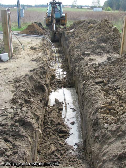 Przyłącze wody - w przeciwieństwie do ENERGI nie czeka się miesiącami, ale i tu nie obyło się bez problemów i niespodziewanych terminów o których wcześniej Pani nie potrafiła mnie poinformować, moja stanowczość i upór oraz mila pogawędka z wójtem poskutkowała i miało pójść już jak po maśle, ale niestety na mapach nie było kilku kabli telefonicznych i nie z naszej winy (choć jednak) sąsiedzi dwa dni nie mieli telefonów czynnych, skończyło się tak że nikt nie przyszedł ze skargami i oskarżeniami ;) a telekomunikacja w przyszłości na bieżąco będzie wrysowywać kabelki
