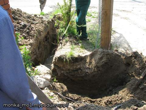 Nie muszę pisać ile kosztują cierpliwości i próśb  wszystkie potrzebne media, o oto dołek na skrzynkę elektryczną